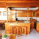 Costa, Cerca De La Playa Y Comercios. Apartamento