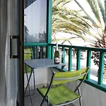 Costa, Cerca De La Playa Y Comercios. Apartamento