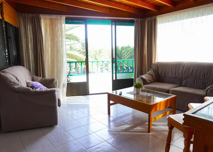 Costa, Cerca De La Playa Y Comercios.