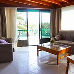 Costa, Cerca De La Playa Y Comercios.