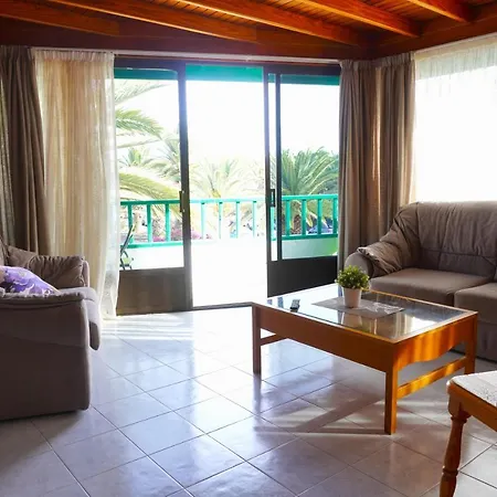 Costa, Cerca De La Playa Y Comercios.