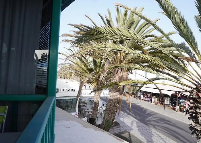 Costa, Cerca De La Playa Y Comercios. *